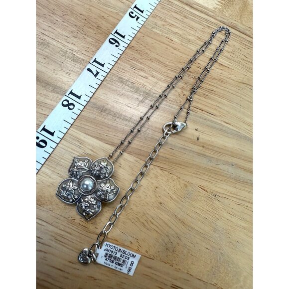 Kyoto Bloom Silver-Tone Pearl Floral Pendant Necklace, Fem, Scandi, Garden - Picture 5 of 9